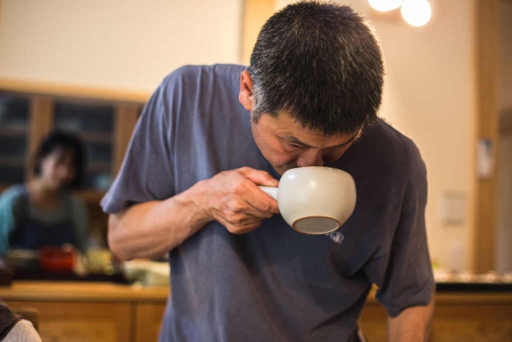 Kazuya Matsumoto bei der Zubereitung seiner Tees - der Geruch und der Verhalten der Blätter ist entscheidend