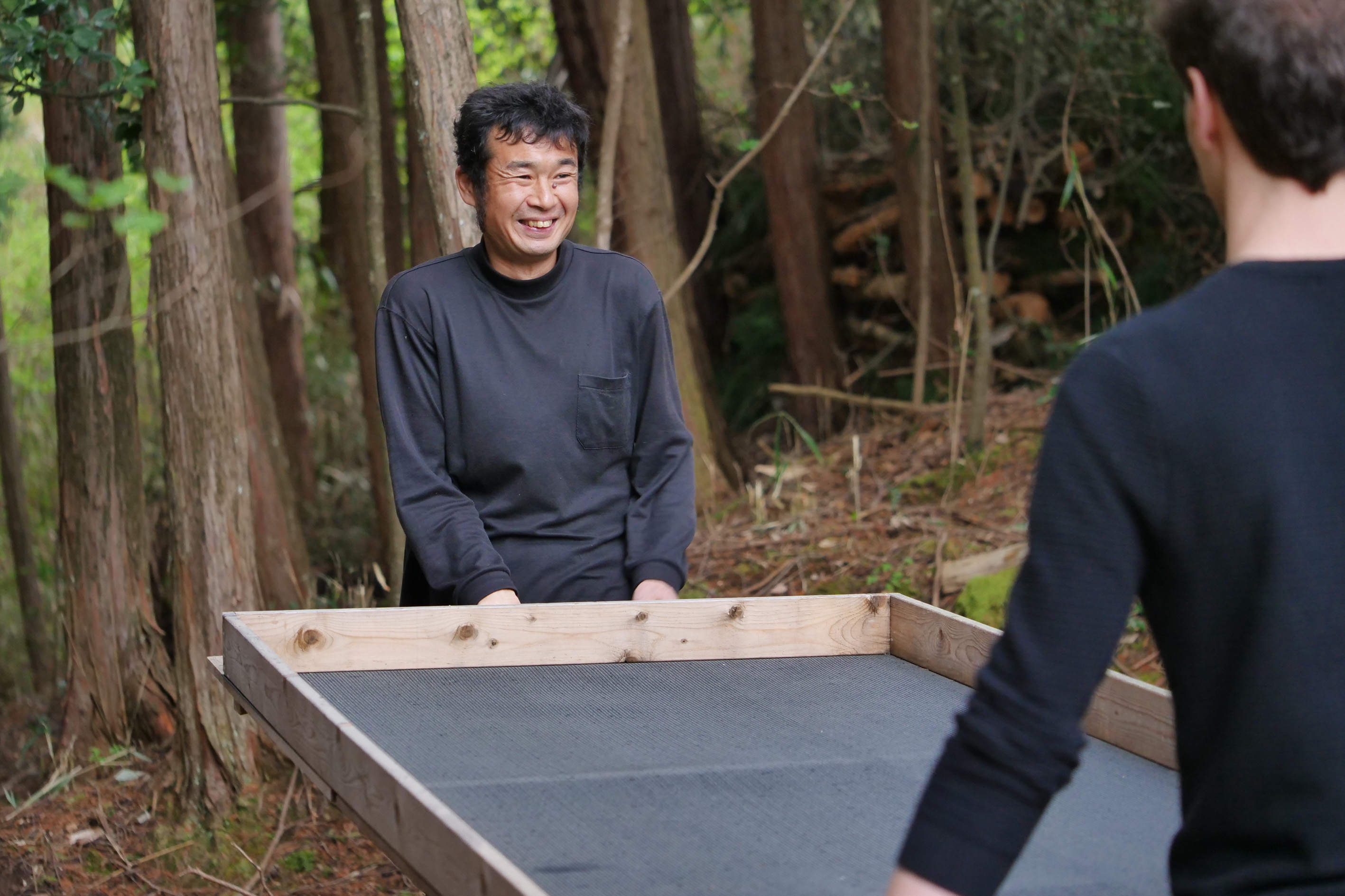 Fumiaki zeigt uns das Waldstück, in dem die Teeblätter für den Suikyo Woodwind welken gelassen werden